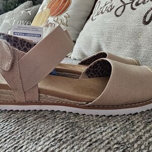 Bobs By Skechers Tan Womens Sandals Size 9 New Without Box